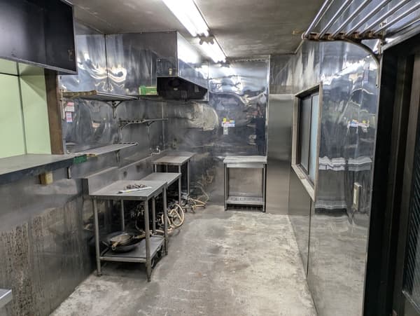 閑静な住宅街。1階路面の居抜き店舗物件！